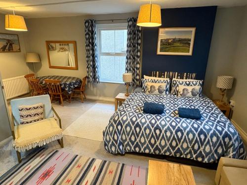 Postel nebo postele na pokoji v ubytování Central Tenby Private Pad - View of High Street