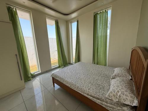 Un pat sau paturi într-o cameră la Barefoot Boho