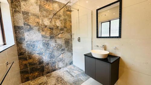 een badkamer met een wastafel en een spiegel bij Melodia V in Durban