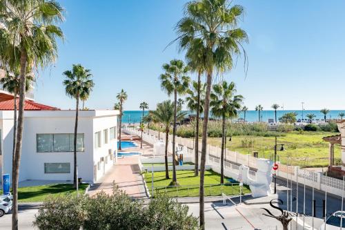 Beach Stay with Terrace & Sea View REF050