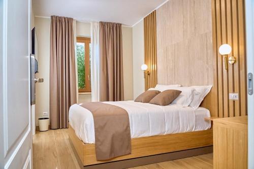 une chambre avec un grand lit dans une pièce dans l'établissement Guest House Aura - Lumys Fiumicino, à Isola Sacra