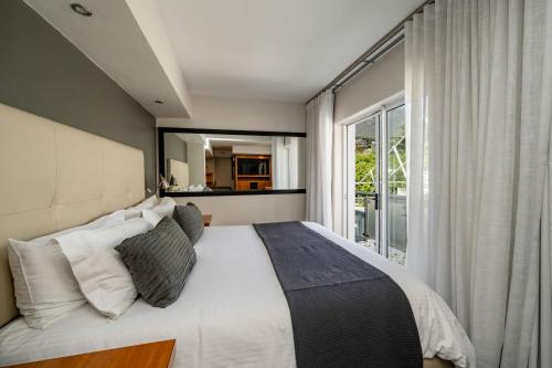 Ένα ή περισσότερα κρεβάτια σε δωμάτιο στο Adventure Pad at The Bay Hotel