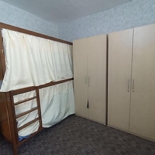 Un dormitorio con dos literas y una ventana. en Mary&George, en Chişinău