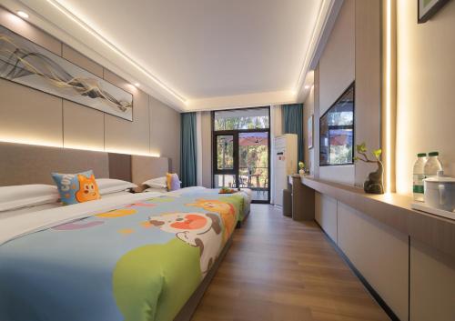 1 dormitorio con 1 cama con manta de vaca en Avator Yiyun Hotel Zhangjiajie National Forest Park, en Zhangjiajie