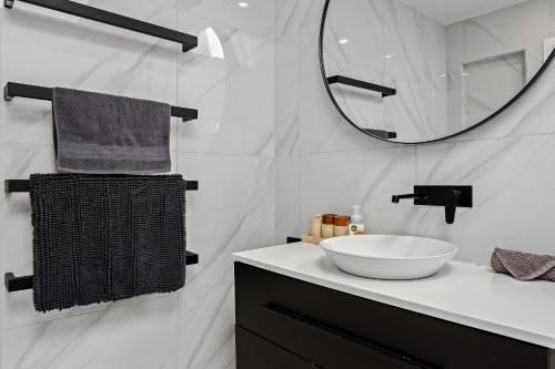 Un baño de Modern Two-Bedroom Home in Merivale