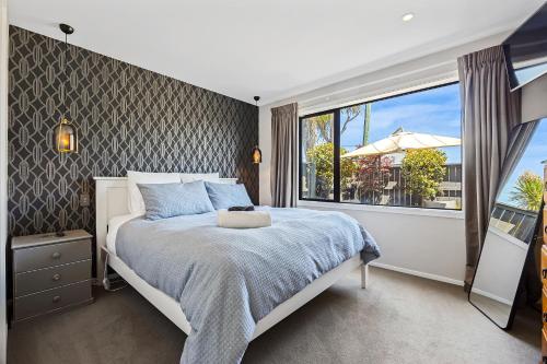 Una cama o camas en una habitación de Modern Two-Bedroom Home in Merivale