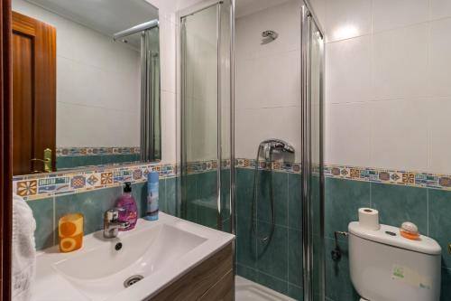 un bagno con doccia e lavandino di Espectacular dúplex en Cartes a Cartes