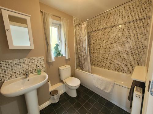 Vannituba majutusasutuses Kensington House- The Perfect home for contractor stays