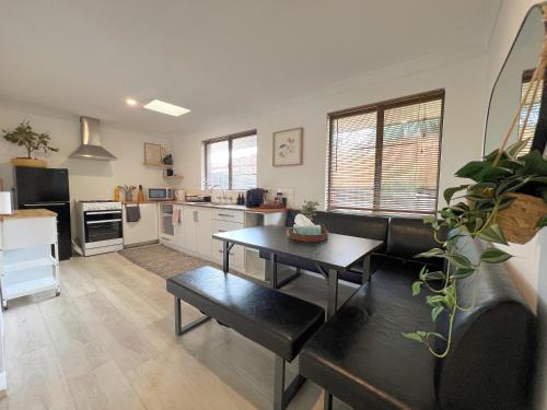 Кухня или мини-кухня в Humble & Homely
