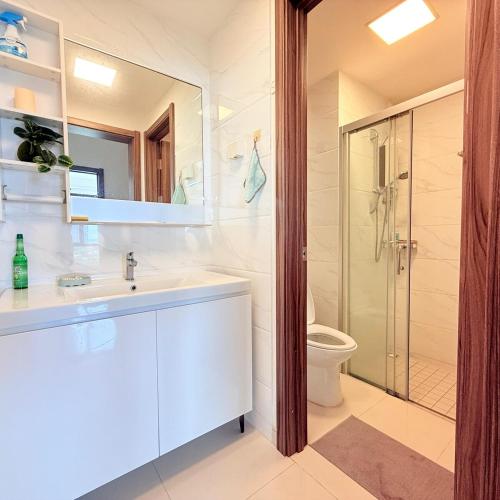 Ένα μπάνιο στο Regalia Park Block B Sea View 2B2R 6 Pax