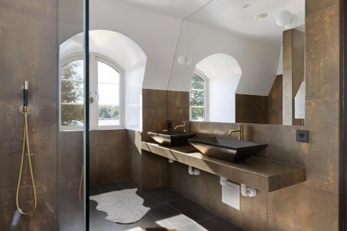 Ένα μπάνιο στο Luxury villa with spa and private lake