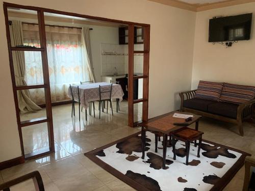 Posezení v ubytování Montane Safaris Hotel FortPortal