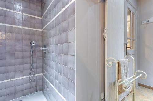 L'Arbousier في Laouque: حمام به دش وبه بلاط رمادي