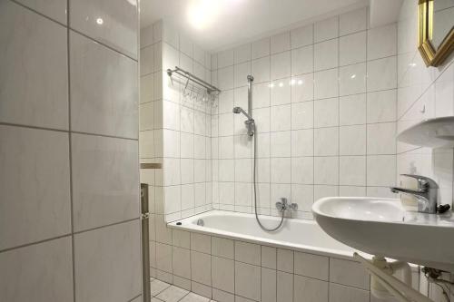 ein Badezimmer mit Dusche, Waschbecken und Badewanne in der Unterkunft De Vuurtoren, Lijsterstraat 12 in Tiel