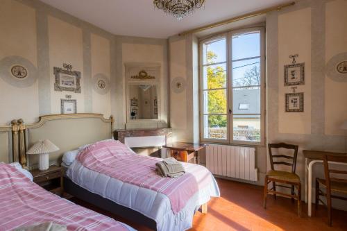 Postel nebo postele na pokoji v ubytování L'Ecole des Naudins - Ancienne école de village