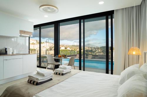 Calma Retreat - Pool & Lodge