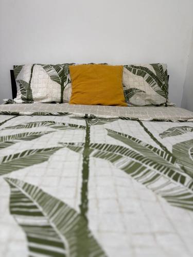 Giường trong phòng chung tại Serenity Home