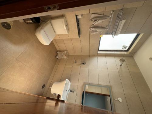 Un baño con inodoro y ventana. en Hotel Candy Prime, en Chandigarh Airport