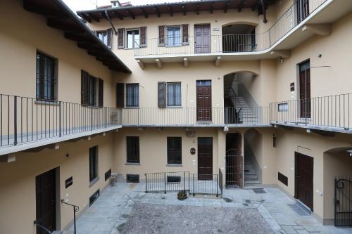 韦尔切利IL Cortiletto的享有大楼外阳台的景致