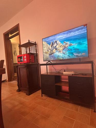 ein Wohnzimmer mit einem großen Flachbildfernseher in der Unterkunft La Dimora di Sandra in Montefalco