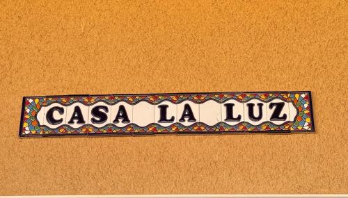 PájaraCasa La Luz的墙上挂着一块写着“casa la luz”的牌子