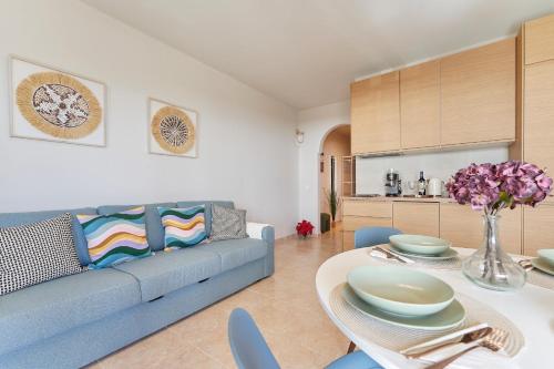 PájaraCasa La Luz的客厅里有一张蓝色的沙发和一张桌子