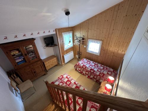 einen Blick über ein Zimmer mit Wohnzimmer in der Unterkunft Appartement esprit montagne in Le Lioran