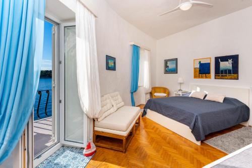 um quarto com uma cama e uma varanda em Apartment Julietta em Rab