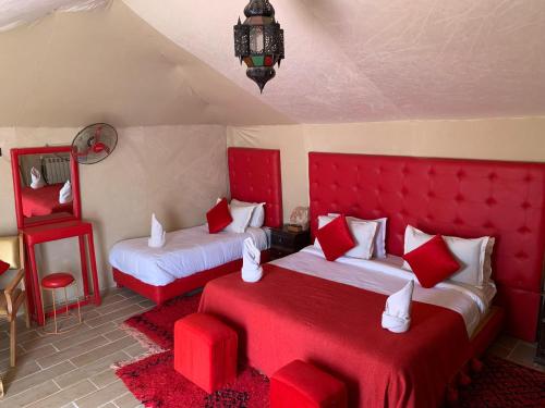 Ένα ή περισσότερα κρεβάτια σε δωμάτιο στο Merzouga Polaris Camp