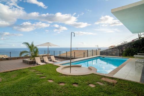 Calma Retreat - Pool & Lodge