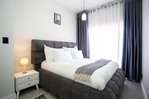 Postel nebo postele na pokoji v ubytování Waterfall Midrand Lifestyle Luxe