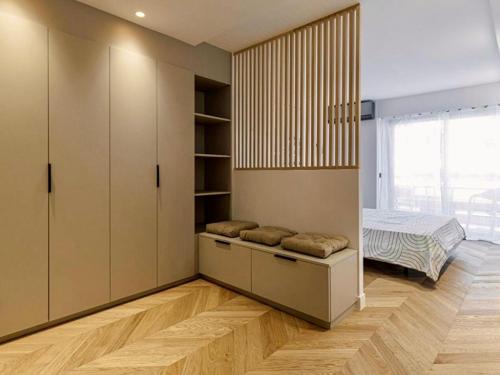 Zimmer mit einem Schlafzimmer mit einem Bett und einem Schrank in der Unterkunft Promenade Chic Apartment Sea & City in Nizza