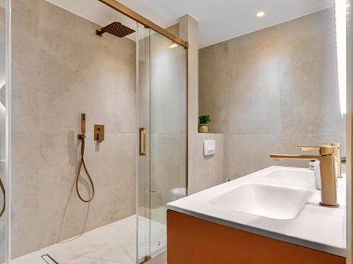 ein Badezimmer mit Waschbecken und Dusche in der Unterkunft Promenade Chic Apartment Sea & City in Nizza