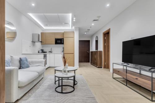 Elegant 1BR with Balcony in Dubai Marina by EE Holiday Homes