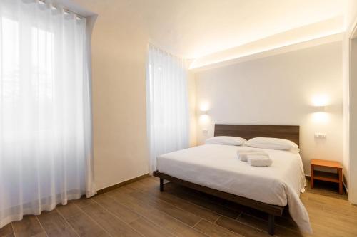 a bedroom with a white bed and a window at BB Maltagliati in Torano Nuovo