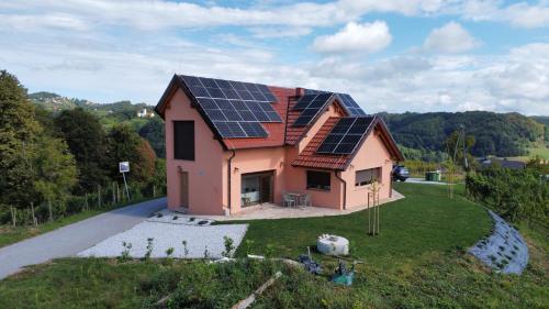 GradiščaAna&Borl House的屋顶装有太阳能电池板的房子