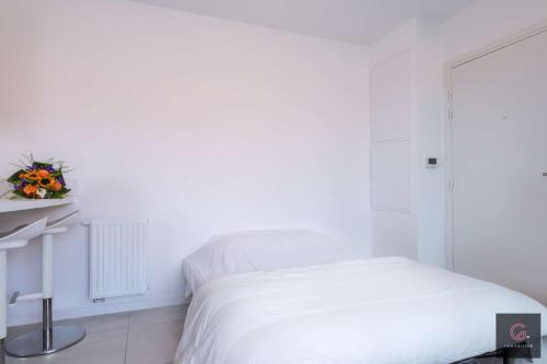 Ένα ή περισσότερα κρεβάτια σε δωμάτιο στο Élégant studio cosy au cœur de Biscarrosse — idéal pour 2 personnes