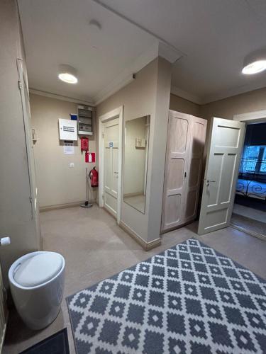 Μια τηλεόραση ή/και κέντρο ψυχαγωγίας στο Tunnelmallinen Karsikon kansakoulu - jaettu kylpyhuone