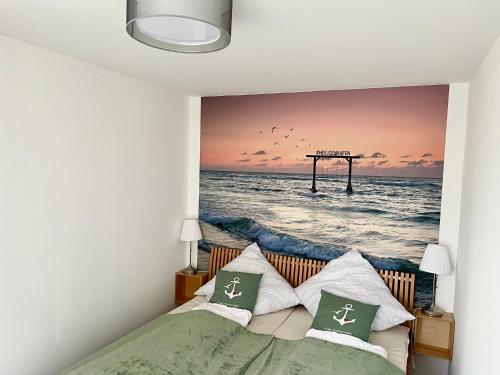 une chambre avec une fresque murale représentant une jetée dans l'établissement Küstenliebe, à Heiligenhafen