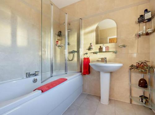 O baie la Blengfell by Prestige Properties SA