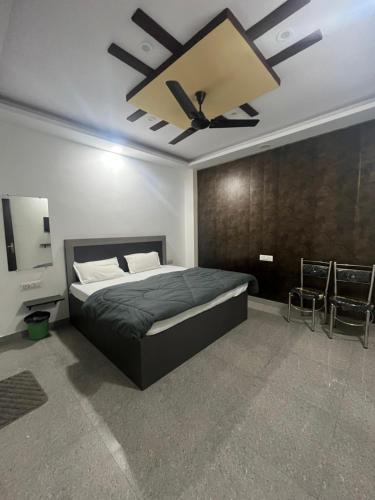 Ένα ή περισσότερα κρεβάτια σε δωμάτιο στο Hotel Shivaay Inn