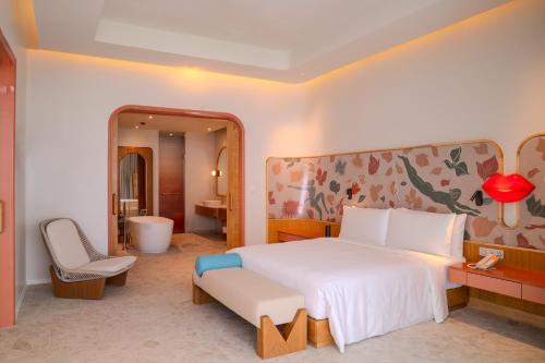 Postel nebo postele na pokoji v ubytování The Standard, Pattaya Na Jomtien