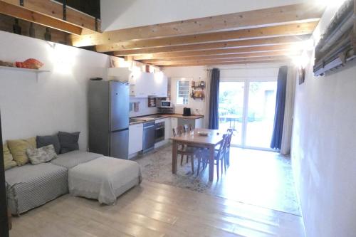 Kuchyň nebo kuchyňský kout v ubytování Charming house next to the sea and Barcelona for 6