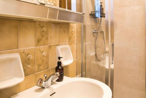 Vannituba majutusasutuses Nido tra i Pini in Cassina Valsassina