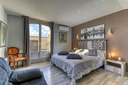 Villa Angelo - Olive Verte في Saint-Thibéry: غرفة نوم بها سرير وأريكة