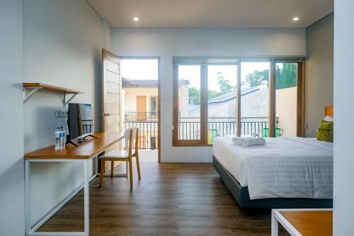 Postel nebo postele na pokoji v ubytování Urbanview Code Riverstay Yogyakarta