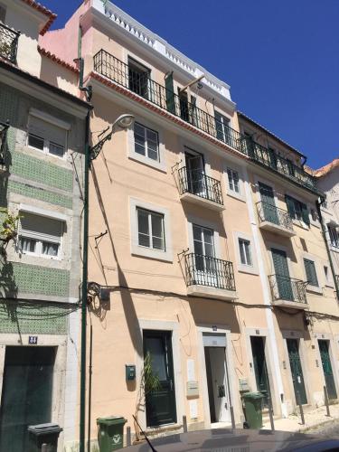 5min Santa Apolonia station I Ground floor flat near Alfama