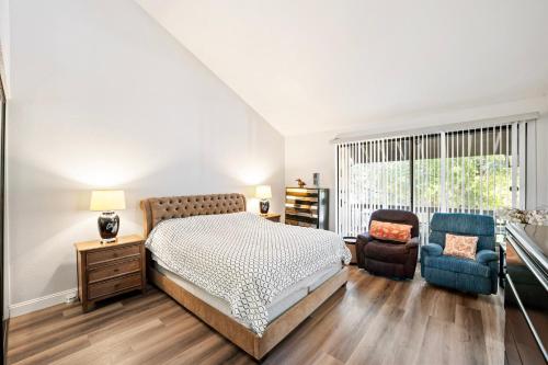 Warner Center Plaza One HeliportにあるElsa Houseのベッドと椅子と窓のある寝室