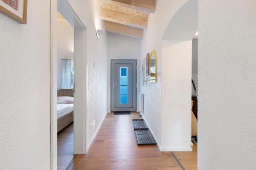 un pasillo con paredes blancas y un dormitorio con cama en Rosensteinferien, en Mögglingen