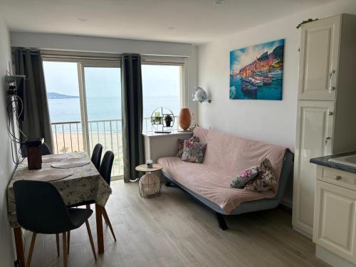 a living room with a couch and a table at Piso Sofia in Empuriabrava